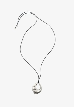 Metallisk sølvvedhæng med en tekstureret, organisk form hængende fra en sort snor. Justerbar længde med små sølvdetaljer.