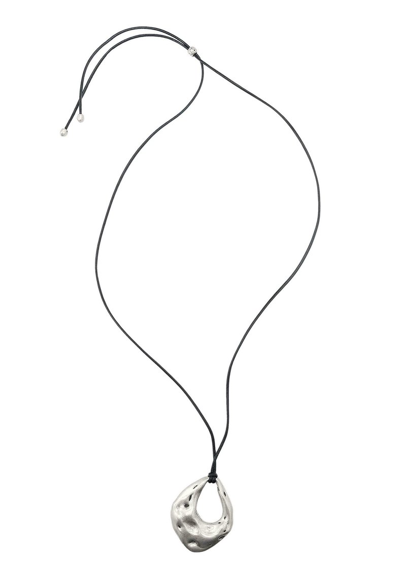 Ciondolo in argento metallico con una forma organica e texturizzata, sospeso a un cordino nero. Lunghezza regolabile con piccoli dettagli in argento.