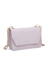 Borsa a tracolla in ecopelle viola chiaro con tracolla in catena dorata, caratterizzata da una chiusura a patta e logo impressa sul davanti.