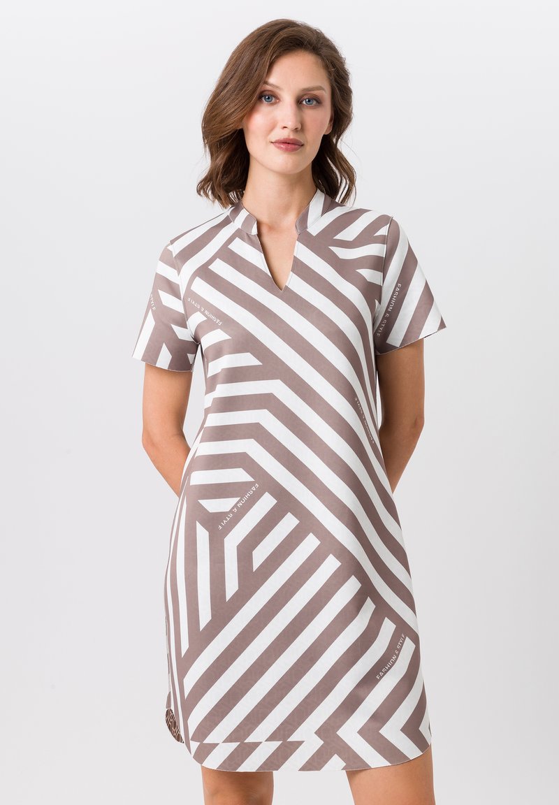 Robe à manches courtes avec un décolleté en V, présentant un motif géométrique à rayures marron et blanc, en tissu lisse, design aux genoux.