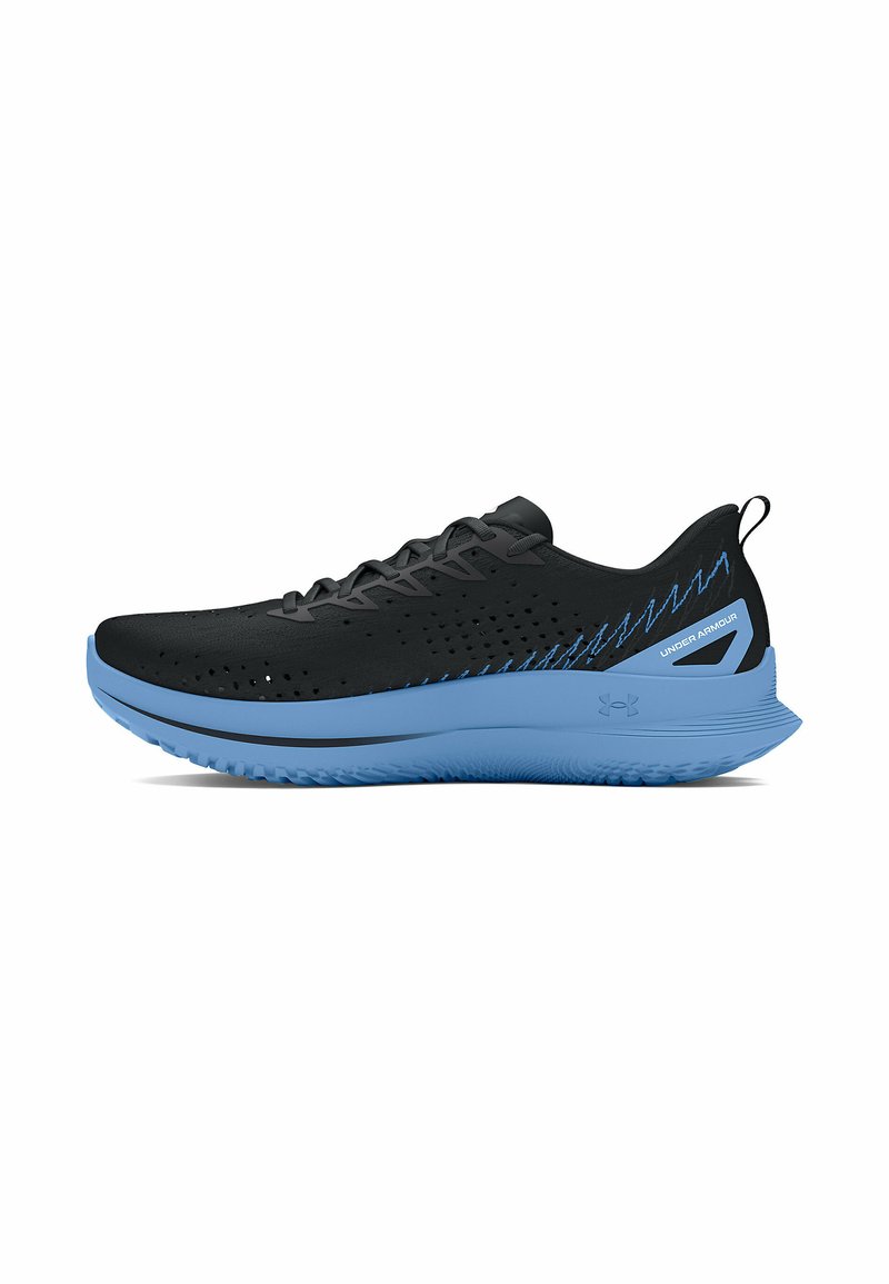 Baskets noires de sport avec un dessus en mesh respirant et une semelle bleu clair. Les caractéristiques incluent des perforations et un talon texturé pour une meilleure adhérence.