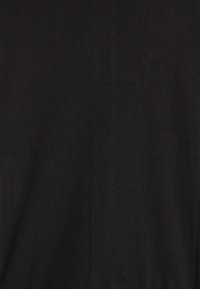 Tessuto nero con una trama liscia, caratterizzato da un design semplice e privo di motivi o decorazioni visibili.