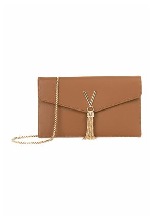 Pochette enveloppe en cuir marron avec un fermoir doré en forme de V, détail pompon, et une fine chaîne dorée sur un fond blanc.