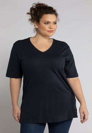 T-shirt blu scuro a V, maniche corte, realizzato in un tessuto morbido e liscio. Presenta una vestibilità ampia con un orlo leggermente curvo.