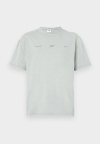 Lichtgrijs, kortom shirt van katoen. Heeft een ronde halslijn en minimalistische logodetails op de voorkant. Zachte textuur.