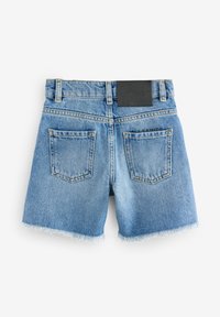 Modre denim kratke hlače z raztrganim robom, z dvema zadnjima žepoma in črno usnjeno oznako na pasu. Preprosti šivi.