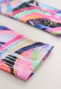 Du švelniai sulankstyti audinio gabalai su ryškiu, daugiabriauniu abstrakčiu raštu, kuriame dominuoja ryškios rožinės, žalios ir juodos spalvos elementai. Lygus paviršius.