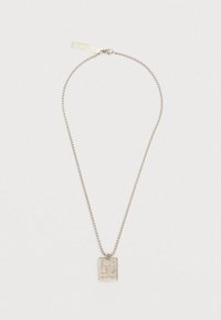 Ezüst lánc nyaklánc téglalap alakú medállal, amelybe a "FAVELA STUDIOS" logó van gravírozva, és a kapocshoz közeli, gravírozott címke illeszkedik, fehér háttéren.