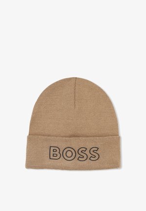 Bonnet beige en tricot avec un revers mettant en avant le mot "BOSS" en impression foncée. Tissu texturé et design arrondi.
