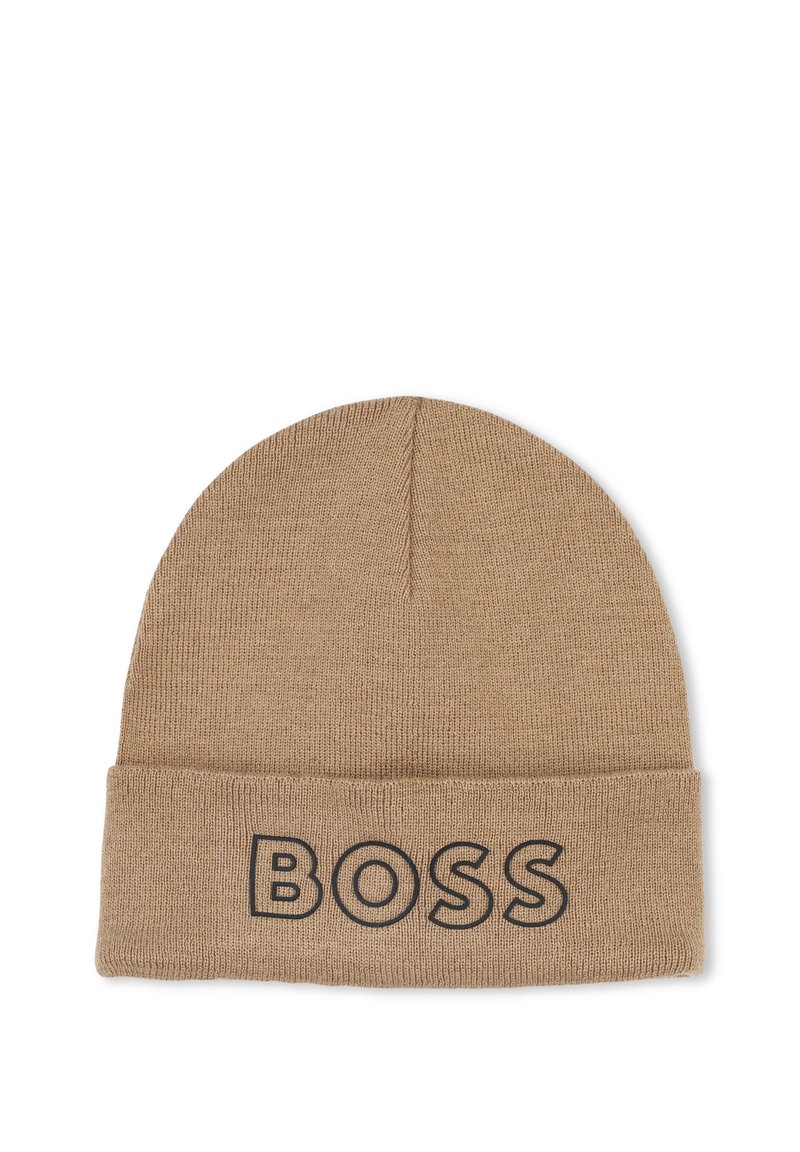 Berretto beige di maglia con risvolto che presenta la parola "BOSS" in stampa scura. Tessuto testurizzato e design con parte superiore arrotondata.