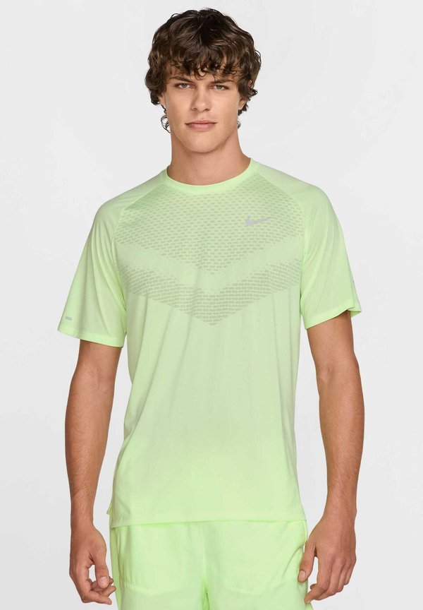 STRIDE TOP - Sports T-shirt - barely volt