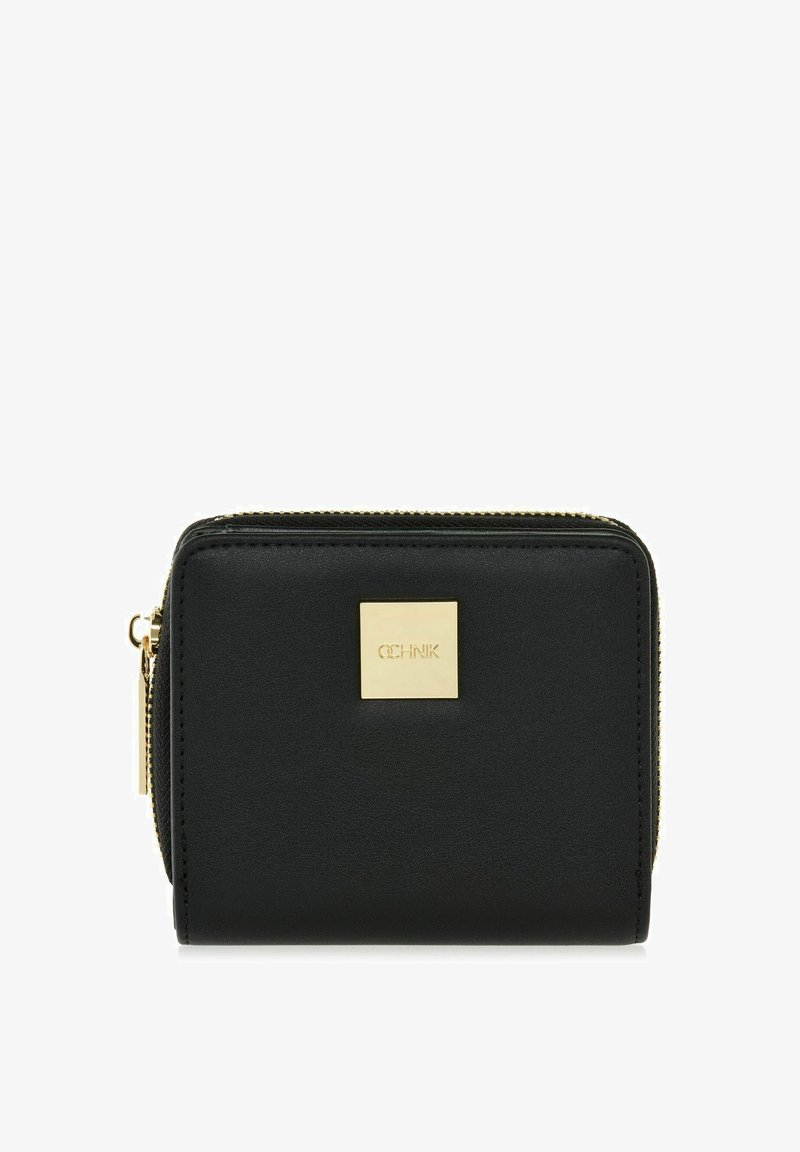 Czarny skórzany portfel o prostokątnym kształcie, ze złotymi akcentami, zamknięciem na zamek oraz kwadratową plakietką z logo z przodu.
