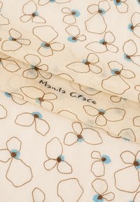 Sciarpa leggera con sfondo beige, fiori contornati in marrone e accenti blu. Il nome del marchio "Manila Grace" è visibile.