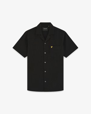 Camicia nera a maniche corte con bottoni, colletto alla coreana, taschino sul petto con piccolo logo aquila gialla e etichetta Lyle & Scott all'interno del colletto.