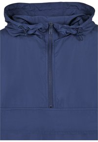 Veste légère bleu marine à capuche, avec un zip demi-long, un cordon de serrage ajustable et une texture lisse.