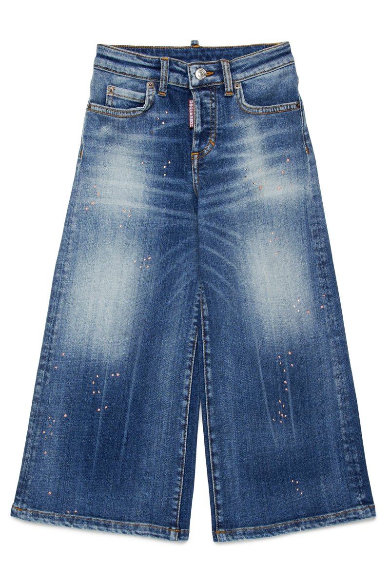 Denim culottes med en lys blå vask, slitte detaljer og spredte metalliske aksenter. Har glidelås i front og lommer.