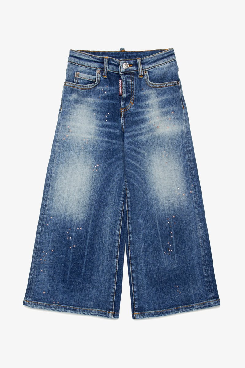 Denim culottes dengan warna biru muda, detail rusak, dan aksen metalik yang tersebar. Memiliki ritsleting di depan dan saku depan.