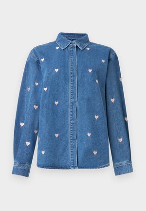 Kék farmer hosszú ujjú ing gallérral, elöl gombos záródással és apró rózsaszín hímzett szívmintákkal, amelyek a szöveten szóródnak szét.