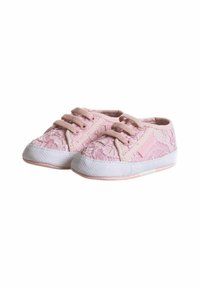 Sneaker rosa in pizzo con tessuto testurizzato, punta e suola in gomma bianca, lacci tondi e design a vita bassa.
