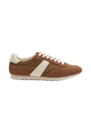 Brązowy i biały sneaker z zamszowymi detalami, białymi sznurowadłami i ukośnym białym paskiem z boku, pokazany na prostym białym tle.