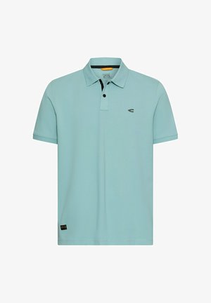 Jasnoniebieska koszulka polo z krótkim rękawem, kołnierzem, rozporkiem na dwa guziki, małym logo na piersi oraz materiałową metką przy dole.