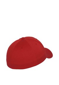Rode pet met een ronde kroon, vlakke klep en ventilatiegaten. Gemaakt van stof met een soepele textuur, met een detail van een knoop bovenop.