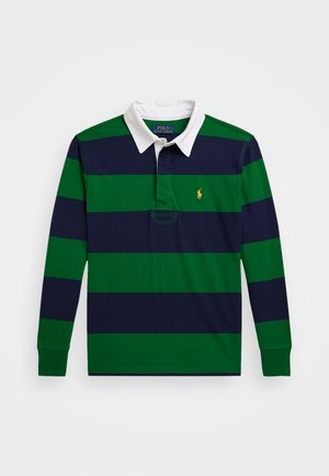 Žalias ir tamsiai mėlynas dryžuotas polo marškinėliai ilgomis rankovėmis su balta apykakle ir plokšte, turintys mažą išsiuvinėtą logotipą ant krūtinės.