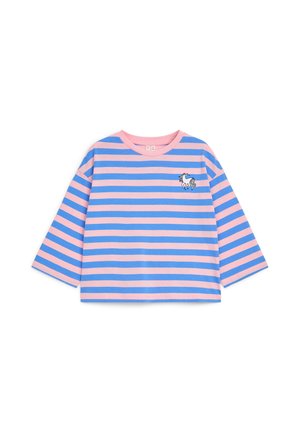 Chemise à manches longues rayée rose et bleue avec un petit motif cheval sur la poitrine, présentée sur fond blanc.