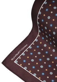 Jedwabna poszetka o brązowym tle, zdobiona kwiatowym wzorem w odcieniach niebieskiego, pomarańczowego i białego, wykończona białym przeszyciem.