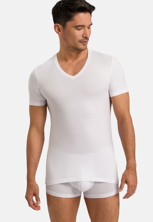 Weißes V-Ausschnitt-Unterhemd mit kurzen Ärmeln, aus glattem, elastischem Stoff. Kombiniert mit passenden weißen Boxershorts.