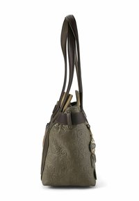 Olivgrüne Lederhandtasche mit geprägtem Design, dunkelbraunen Akzenten, zwei Schulterriemen und dekorativen Anhängern auf einer Seite.