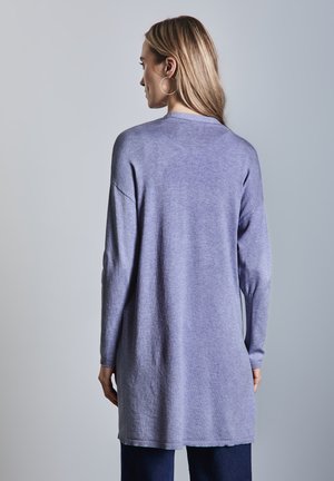 Pull long à manches longues de couleur violet clair avec une coupe décontractée. Fabriqué en tissu doux et texturé ; il présente des poignets et un ourlet côtelés. Convient pour un port en superposition.