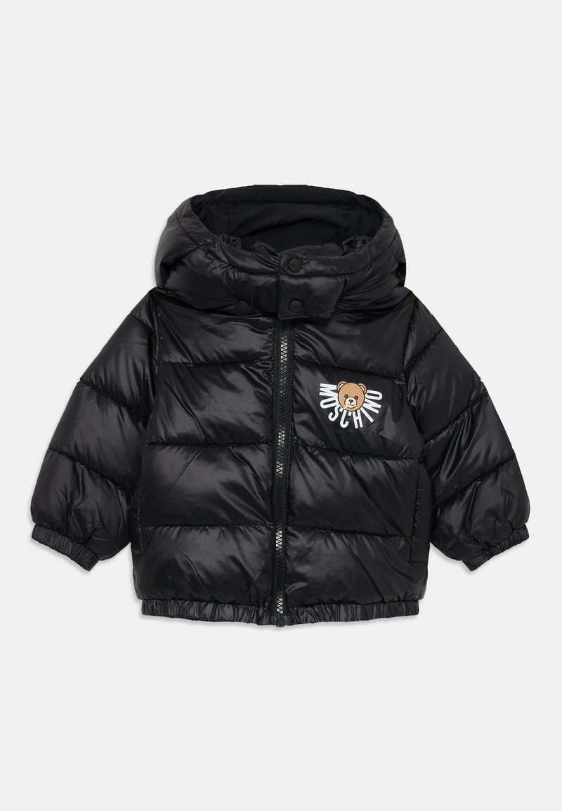 Juodas pūkinis švarkas su gobtuvu, su siuvinėtais segmentais, elastinėmis rankogaliais ir lokio grafika su "MOSCHINO" tekstu ant krūtinės.