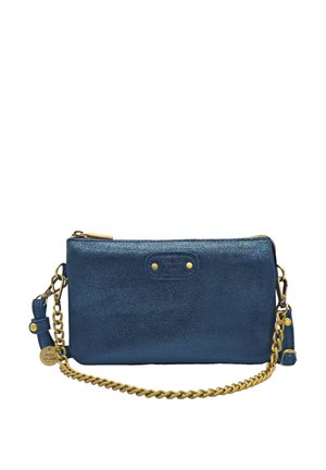 Sac à main en métal bleu avec une bandoulière en chaîne dorée. Présente une fermeture zippée et un logo en relief sur le panneau avant.