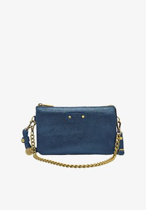 Sac à main en métal bleu avec une bandoulière en chaîne dorée. Présente une fermeture zippée et un logo en relief sur le panneau avant.