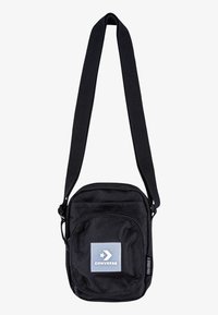 Borsa a tracolla nera in canvas con una texture liscia, tracolla regolabile e una tasca frontale con un patch blu del logo Converse.