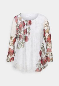 Blusa blanca transparente con estampado floral rojo, mangas tres cuartos y detalle de pliegues en la parte delantera. Presenta un cuello redondo y un corte relajado.