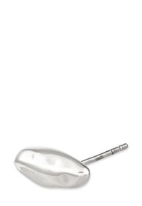 Einzelner silberfarbener, unregelmäßiger ovaler Stud-Ohrstecker mit geradem Stift und Druckverschluss auf einem weißen Hintergrund.