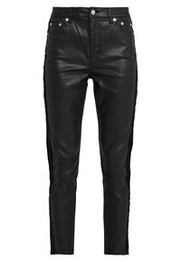 Zwarte lederen broek met een slanke pasvorm, voorzien van zilverkleurige hardware en getextureerde zijpanelen voor extra detail en contrast.