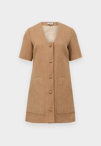 Kortärmad brun klänning i texturerad tyg, med V-ringning, sex knappar och två framfickor. Enkel och skräddarsydd design.