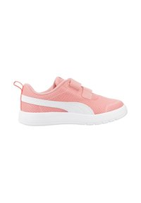 Zapatilla deportiva de malla rosa claro con acentos blancos, que cuenta con una suela flexible y dos correas de Velcro para un fácil ajuste.