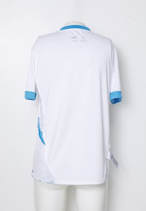 Jersey deportivo blanco con mangas cortas, puños azul claro y acentos laterales. Presenta un cuello redondo y una tela ligera y transpirable.