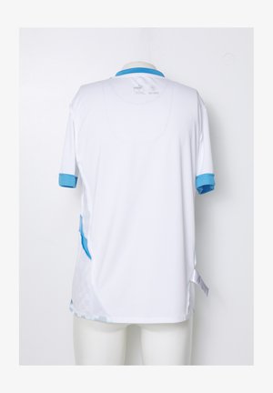 Bela športna majica s kratkimi rokavi, svetlo modrimi manšetami in stranskimi poudarki. Ima okroglo ovratnico in lahkotno, zračno tkanino.