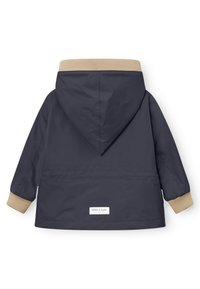 Marineblauer wasserdichter Mantel mit einer beigen gerippten Kapuze und Ärmelbündchen, ausgestattet mit einer mittigen Naht und einem kleinen Markenlogo auf der Rückseite.