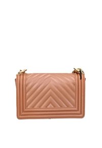Borsa a mano in finta pelle pesco trapuntata con forma rettangolare, caratterizzata da motivi a chevron, chiusura con zip superiore e dettagli in metallo dorato.