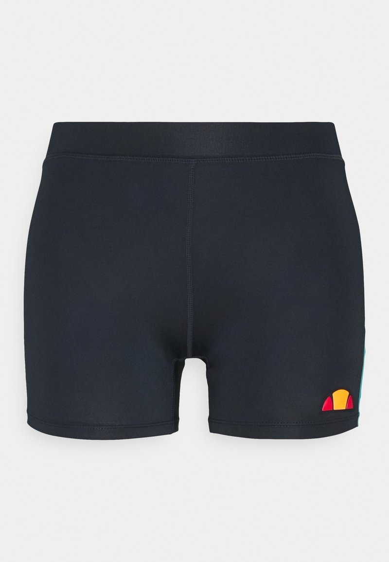 Shorts de sport noirs avec un petit logo rouge et orange sur le bas de la jambe droite sur un fond clair uni.