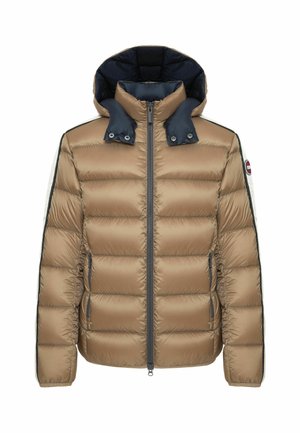 Veste d’hiver matelassée marron et noire avec fermeture éclair à l’avant, capuche, deux poches latérales zippées et un logo circulaire sur la manche gauche.