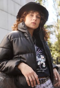 Karl Kani RETRO CROP PUFFER JACKET Kunstlederjacke black