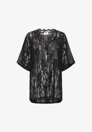 Melns mežģīņu tops ar vaļīgu piegriezumu, V-veida izgriezumu un īsām piedurknēm. Ietver teksturētu audumu ar smalku ziedu rakstu un logotipa elementiem.