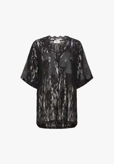 Haut en dentelle noire avec une coupe ample, un col en V et des manches courtes. Tissu texturé avec un motif floral subtil et des accents de logo.